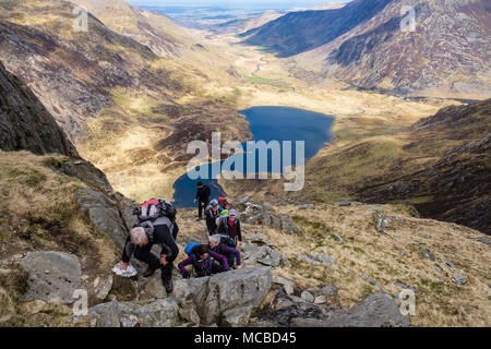 Wanderer, die Kriechen bis Senioren Ridge Route oben Cwm Idwal in Berge von Snowdonia National Park. Ogwen, Conwy, Wales, Großbritannien, Großbritannien Stockfoto