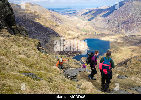 Wanderer Wandern bis Senioren Grat über Cwm Idwal in Berge von Snowdonia National Park. Ogwen, Wales, Großbritannien, Großbritannien Stockfoto