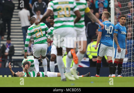 Celtic ist Tom Rogic (links) feiert ersten Ziel seiner Seite des Spiels zählen während der William Hill Schottischen Pokal Halbfinale Finale von Hampden Park, Glasgow. Stockfoto