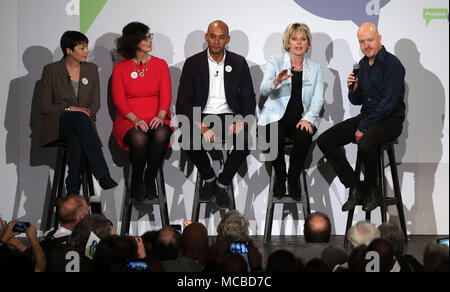 Politiker, Caroline Lucas, Links, Layla Moran, Chuka Umunna, und Anna Soubry werden auf der Bühne von Komiker Andy Parsons verbunden, rechts, während der Abstimmung Start der Kampagne auf Brexit im Electric Ballroom in Camden Town. Stockfoto