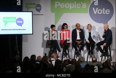 Politiker, Caroline Lucas, Links, Layla Moran, Chuka Umunna, und Anna Soubry werden auf der Bühne von Komiker Andy Parsons verbunden, rechts, während der Abstimmung Start der Kampagne auf Brexit im Electric Ballroom in Camden Town. Stockfoto