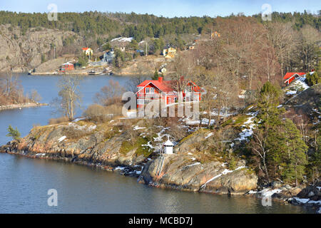 Stockholmer Schären, grösste Archipel in Schweden, und an zweiter Stelle - größte Archipel in der Ostsee. Schöne Häuser auf Felsen Stockfoto