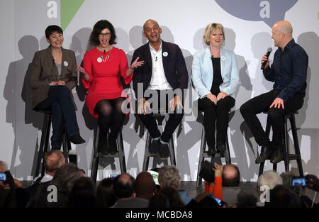 Politiker, Caroline Lucas, Links, Layla Moran, Chuka Umunna, und Anna Soubry werden auf der Bühne von Komiker Andy Parsons verbunden, rechts, während der Abstimmung Start der Kampagne auf Brexit im Electric Ballroom in Camden Town. Stockfoto