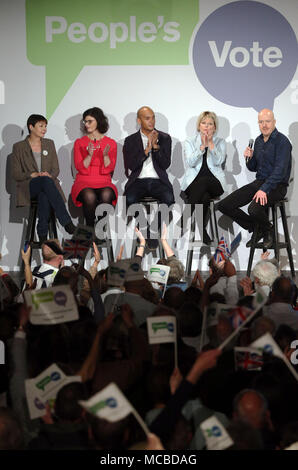 Politiker, Caroline Lucas, Links, Layla Moran, Chuka Umunna, und Anna Soubry werden auf der Bühne von Komiker Andy Parsons verbunden, rechts, während der Abstimmung Start der Kampagne auf Brexit im Electric Ballroom in Camden Town. Stockfoto