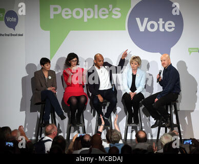 Politiker, Caroline Lucas, Links, Layla Moran, Chuka Umunna, und Anna Soubry werden auf der Bühne von Komiker Andy Parsons verbunden, rechts, während der Abstimmung Start der Kampagne auf Brexit im Electric Ballroom in Camden Town. Stockfoto