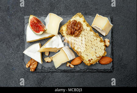 Camembert Käse mit Honig, Feigen, Walnüsse auf Stein board Stockfoto