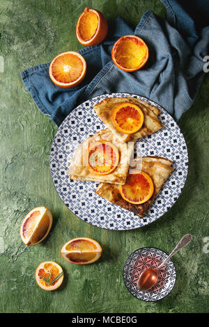 Pfannkuchen mit blutigen Orangen Stockfoto