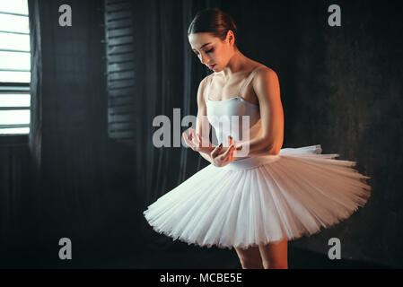 Ballerina tanzen im Studio gegen Fenster Stockfoto