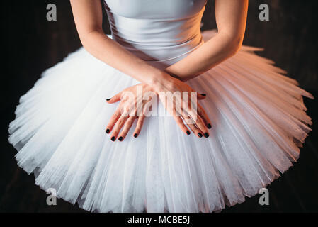 Klassisches Ballett Tänzerin in Kleidung und Cross Hands Stockfoto