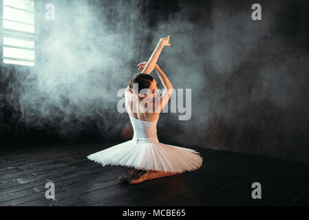 Weibliche klassisches Ballett performer sitzen auf dem Boden Stockfoto