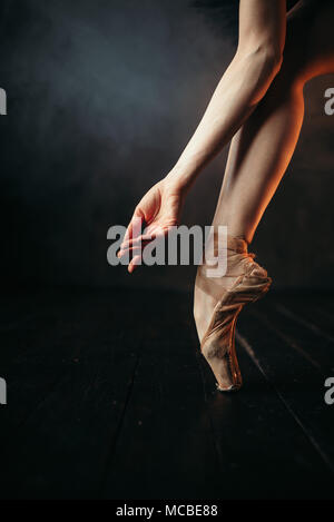 Ballerina Hand und Beine in Pointes, schwarz, Stockfoto