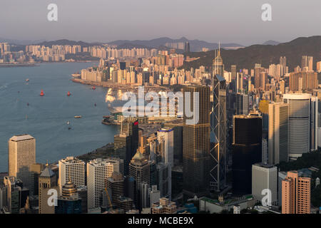 Hong Kong City Blick von der Spitze in der Dämmerung Stockfoto