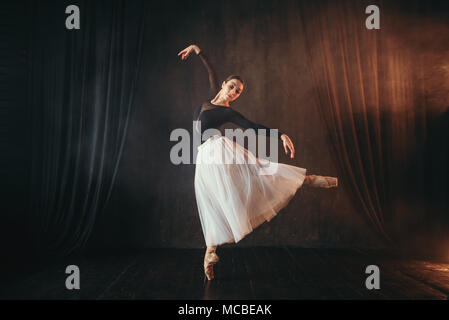 Klassisches Ballett Tänzerin in Bewegung auf der Bühne Stockfoto