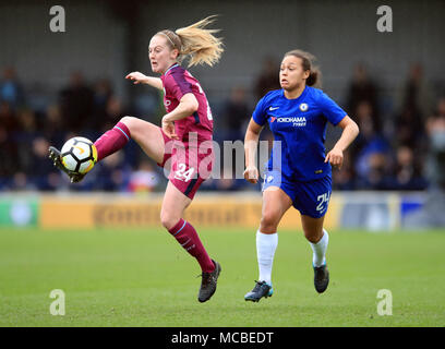 Chelsea's zeichnete Spence (rechts) und Manchester City Keira Walsh Kampf um den Ball während des SSE Frauen FA Cup Semi Finale von Kingsmeadow Stadium, London. Stockfoto