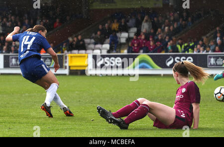 Chelseas Fran Kirby Kerben ihr zweites Ziel während der SSE Frauen FA Cup Semi Finale von Kingsmeadow Stadium, London. Stockfoto