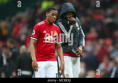 Von Manchester United Anthony Martial (links) und von Manchester United Paul Pogba verlassen die Tonhöhe nach dem Abpfiff des Premier League Spiel im Old Trafford, Manchester. Stockfoto