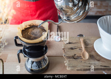 Herstellung gebraut Kaffee aus dampfenden Filter Tropf Stil. Stockfoto