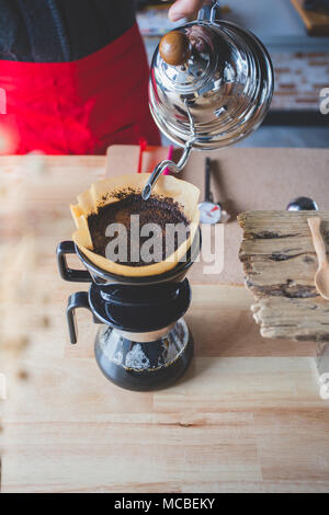 Herstellung gebraut Kaffee aus dampfenden Filter Tropf Stil. Stockfoto