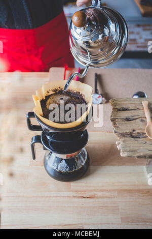 Herstellung gebraut Kaffee aus dampfenden Filter Tropf Stil. Stockfoto