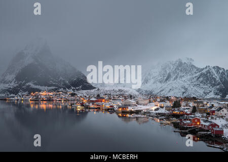 Reine Dorf auf den Lofoten Inseln, Norwegen bei Sonnenuntergang Stockfoto