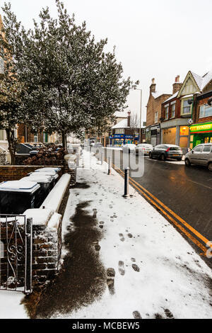 England, Ramsgate. Schnee bedeckt Straße am frühen Morgen nach dem Schneefall, Hauptstraße mit Geschäften und geparkte Autos. Grange Road. Weg frei, Schnee auf Pflaster. Stockfoto