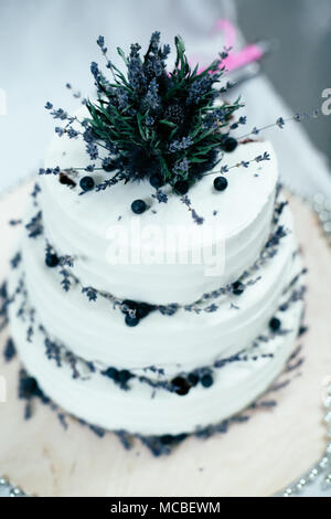 Hochzeit weiß Kuchen mit Blaubeeren, dekoriert mit Lavendel Stockfoto