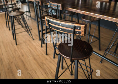 Holzstuhl. Im Café Stockfoto