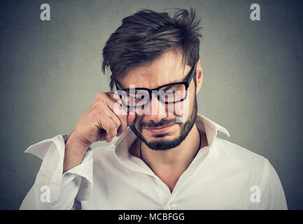 Closeup Portrait eines weinenden erwachsenen Mann in Gläsern Stockfoto