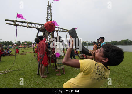 Eine Gruppe von hinduistischen Gläubigen führen Sie die Rituale der Charak Puja Festival am 14. April in Maulvibazar, Bangladesch 2018. Stockfoto