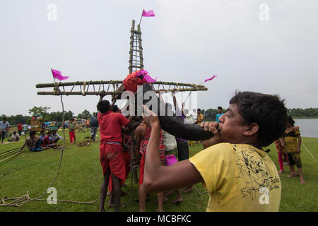 Eine Gruppe von hinduistischen Gläubigen führen Sie die Rituale der Charak Puja Festival am 14. April in Maulvibazar, Bangladesch 2018. Stockfoto