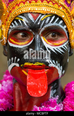 Eine Gruppe von hinduistischen Gläubigen führen Sie die Rituale der Charak Puja Festival am 14. April in Maulvibazar, Bangladesch 2018. Stockfoto