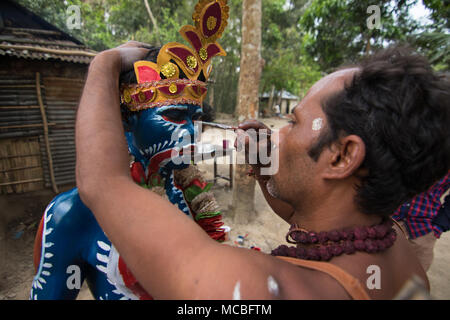 Eine Gruppe von hinduistischen Gläubigen führen Sie die Rituale der Charak Puja Festival am 14. April in Maulvibazar, Bangladesch 2018. Stockfoto