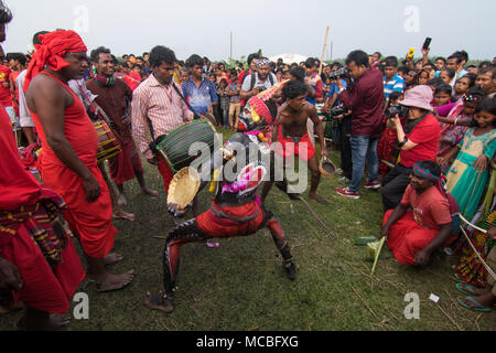 Eine Gruppe von hinduistischen Gläubigen führen Sie die Rituale der Charak Puja Festival am 14. April in Maulvibazar, Bangladesch 2018. Stockfoto