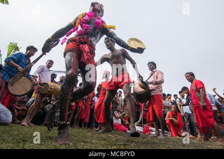 Eine Gruppe von hinduistischen Gläubigen führen Sie die Rituale der Charak Puja Festival am 14. April in Maulvibazar, Bangladesch 2018. Stockfoto