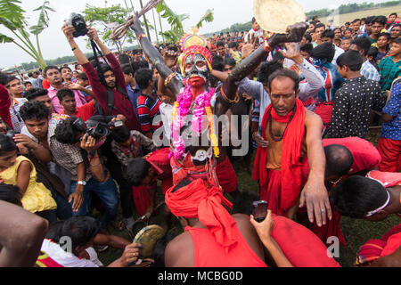 Eine Gruppe von hinduistischen Gläubigen führen Sie die Rituale der Charak Puja Festival am 14. April in Maulvibazar, Bangladesch 2018. Stockfoto