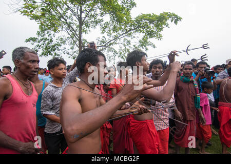 Eine Gruppe von hinduistischen Gläubigen führen Sie die Rituale der Charak Puja Festival am 14. April in Maulvibazar, Bangladesch 2018. Stockfoto