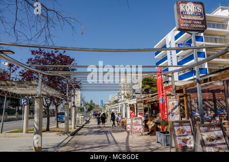 Ein Blick entlang des Passeig Maritim in Santa Susanna, Spanien. Stockfoto