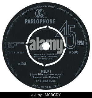 45 U/min 7" das britische Label von Hilfe! Durch die Beatles auf Parlophone Records aus dem Jahr 1965. Von John Lennon und Paul McCartney und George Martin produziert geschrieben. Stockfoto