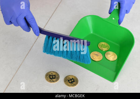 Bitcoin Konzept. Goldene Münze bitcoin in einer Schaufel für garbagea. Werfen bitcoin entfernt Stockfoto