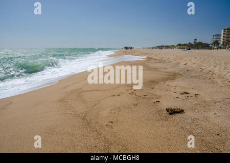 Auf der Suche nach einem leeren Strand in Santa Susanna in der Region Costa Brava in Spanien. Stockfoto