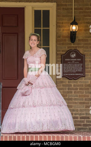 Feder an der Azalea Festival in Wilmington, NC 2018 - Blumen, Tulpen Willkommen, Southern Belle's und warmen saisonalen Wetter ein großer Außenpool, Ereignis Stockfoto