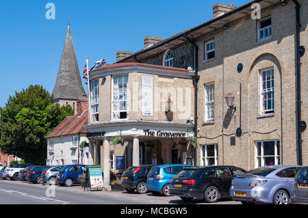 Das Grosvenor Hotel und St. Peter's Church Spire, High Street, Stockbridge, Hampshire, England, Vereinigtes Königreich Stockfoto