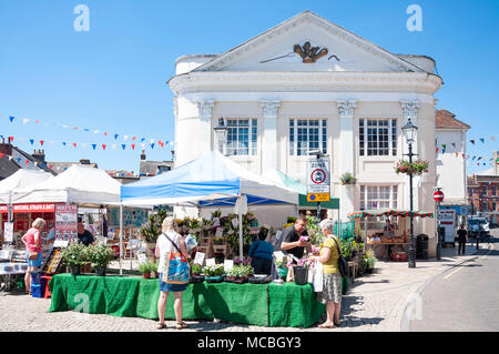 Alte Corn Exchange Gebäude und Markt Tag Stände, Kornmarkt, Romsey, Hampshire, England, Vereinigtes Königreich Stockfoto