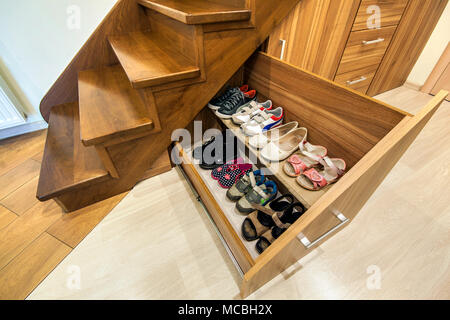 Moderne Architektur Interieur mit Luxus-Flur mit glänzenden Holztreppen in modernen stöckiges Haus. Speziell angefertigte ausziehbaren Schränke auf Gleitern in Schlitze u Stockfoto