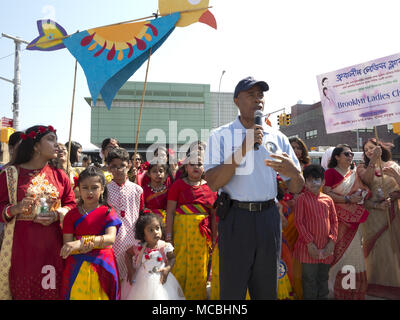 Brooklyn Borough Präsident Eric Adams Adressen Gemeinschaft auf Bengali New Year Festival und Parade in der 'Kleine Bangladesch" Abschnitt von Kensington in Stockfoto