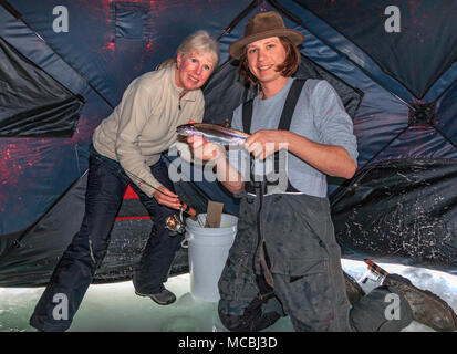 Eisfischen auf heffley Lake in der Nähe von Sun Peaks Resort mit erhöhten Angeln Abenteuer. Der See ist mit Regenbogenforellen, eine milde Fisch, das tolle Essen. Hier ist heute Abend Abendessen. British Columbia, Kanada. Stockfoto
