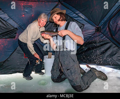 Eisfischen auf heffley Lake in der Nähe von Sun Peaks Resort mit erhöhten Angeln Abenteuer. Der See ist mit Regenbogenforellen, eine milde Fisch, das tolle Essen. Hier ist heute Abend Abendessen. British Columbia, Kanada. Stockfoto