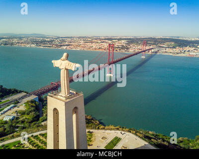 Jesus Christus Denkmal von Tejo mit Brücke Ponte 25 de Abril, Lissabon, Portugal Stockfoto