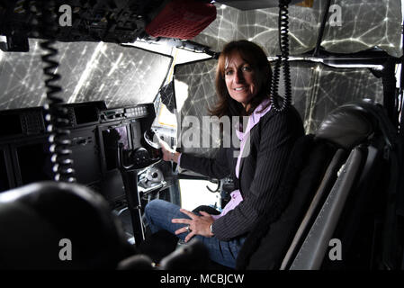 Melanie Bevan, Leiter der Polizei für Bradenton Polizei-abteilung, stellt in der co-pilot Sitz im Cockpit eines WC-130J während eine bürgerliche Führer Tour der 403Rd Wing an Keesler Air Force Base 29. März 2018. Diese Touren fördern Gemeinschaft übertreffen zu erhalten und positive Beziehungen zwischen der lokalen Gemeinschaft und der militärischen Gemeinschaft fördern. Stockfoto