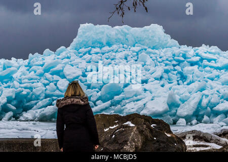 Blue Ice, Meaford, Georgian Bay, Ontario, Kanada, sechs Meter hohen Blue Ice tritt auf, wenn Schnee fällt, komprimiert ist, Luftblasen verdrängt werden und ic Stockfoto